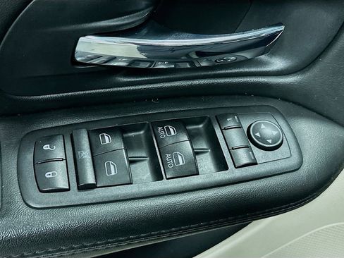 Used 2018 Dodge Grand Caravan SE w/ UConnect Hands-Free Group FWD image 18