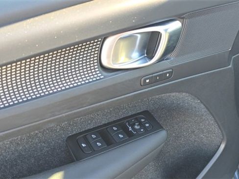 Used 2022 Volvo XC40 T5 R-Design w/ Climate Package image 11