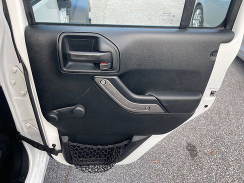 Used 2018 Jeep Wrangler Unlimited Sport w/ Connectivity Group AWD/4WD image 26