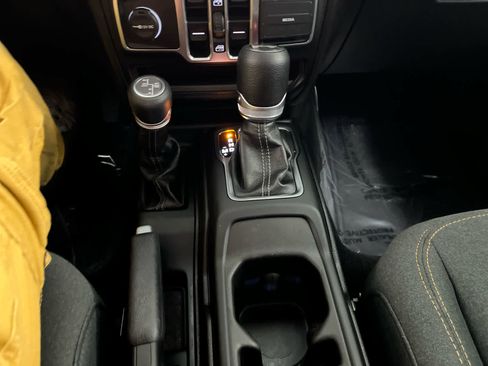 Used 2025 Jeep Wrangler Sahara image 25