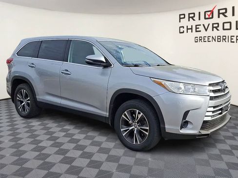 Used 2019 Toyota Highlander LE AWD/4WD image 2