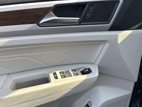 Used 2023 Volkswagen Atlas SE w/ Panoramic Sunroof Package AWD/4WD image 18