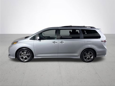 Used 2015 Toyota Sienna SE w/ SE Preferred Package FWD image 9