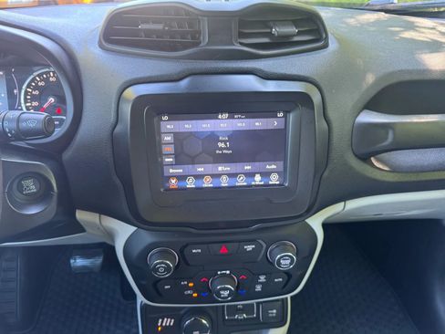 Used 2018 Jeep Renegade Latitude w/ Cold Weather Group AWD/4WD image 17