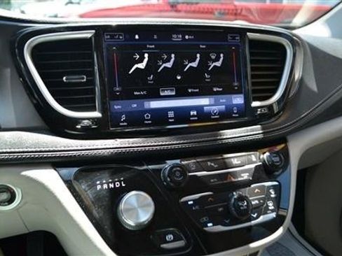 Used 2021 Chrysler Pacifica Touring-L FWD image 14