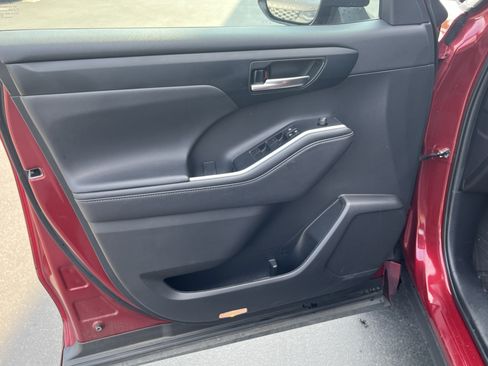 Used 2022 Toyota Highlander XSE FWD image 14