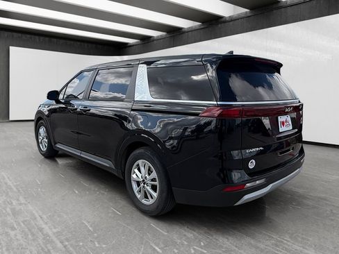 Used 2023 Kia Carnival LX FWD image 3