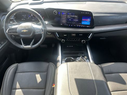 Used 2025 Chevrolet Suburban Premier image 18