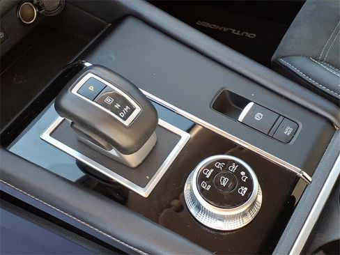 Used 2024 Mitsubishi Outlander AWD image 13