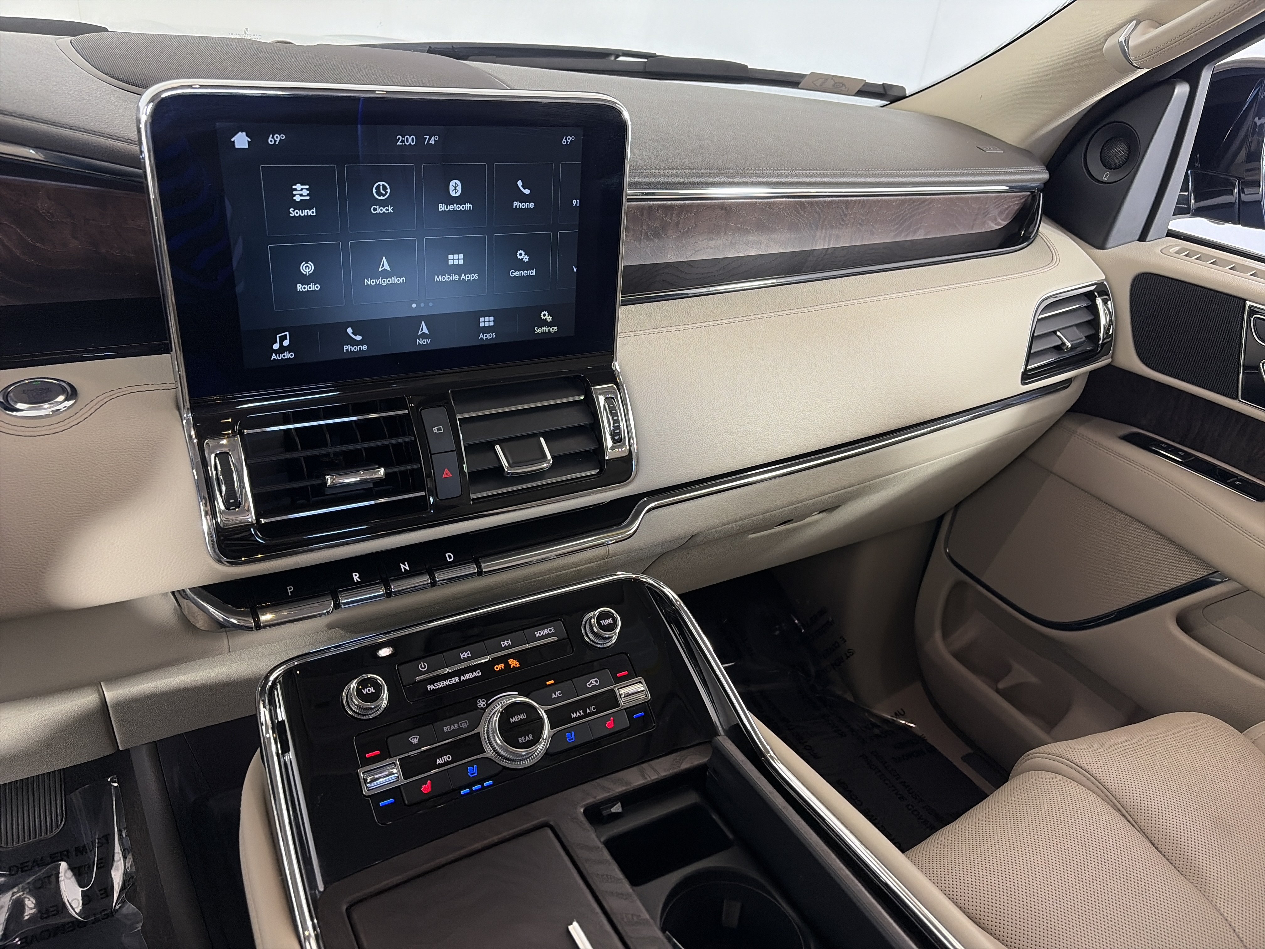 Used 2018 Lincoln Navigator Select w/ Technology Package AWD/4WD image 4
