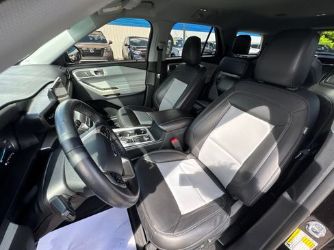 Used 2022 Ford Explorer XLT w/ Equipment Group 202A AWD/4WD image 14