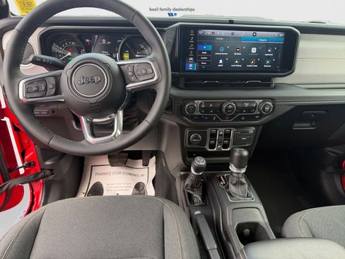 Used 2025 Jeep Wrangler Sahara image 12