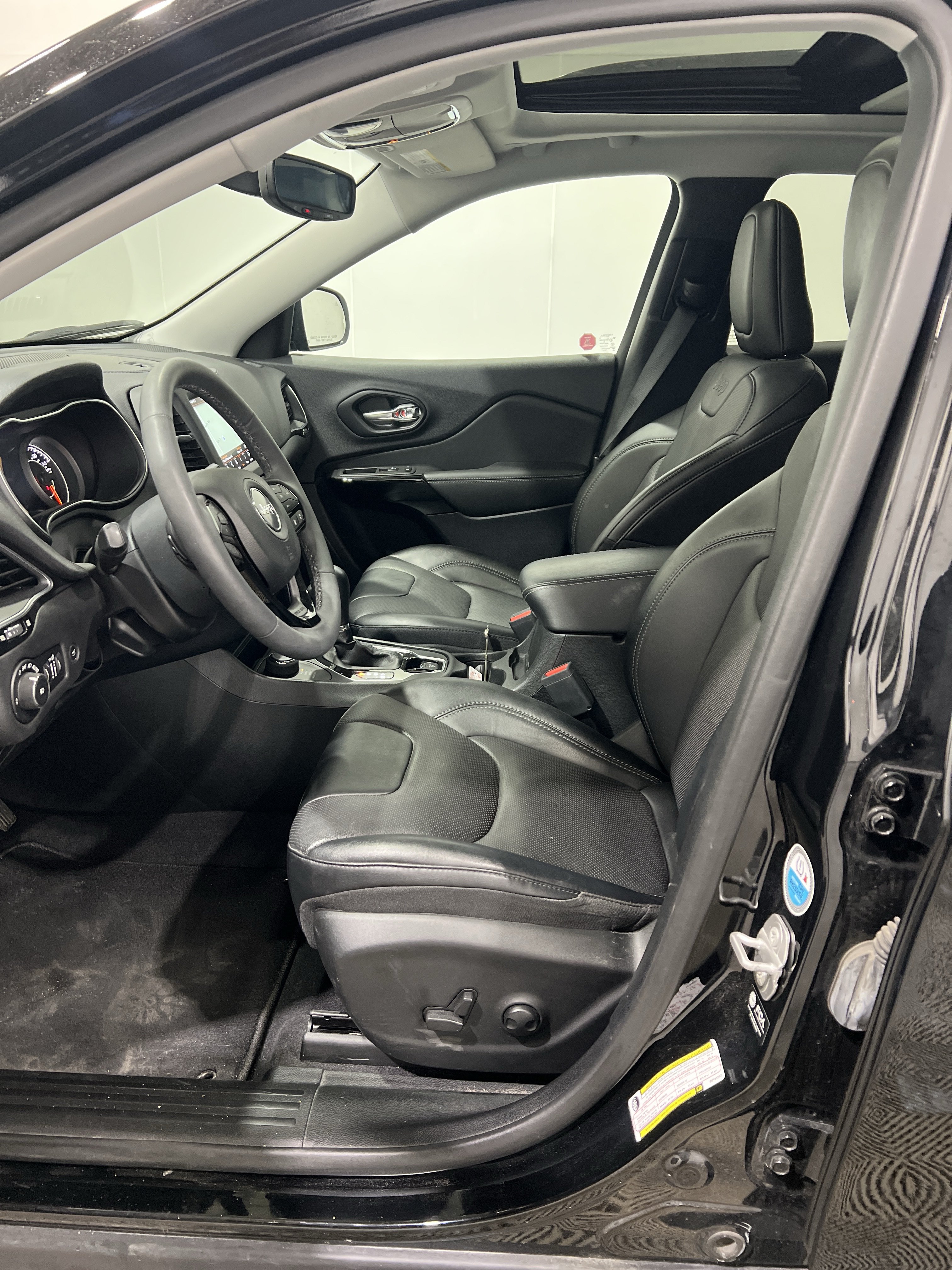 Used 2023 Jeep Cherokee Altitude Lux w/ Elite Group AWD/4WD image 12