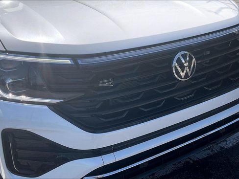 Used 2025 Volkswagen Atlas Cross Sport SEL R-Line AWD/4WD image 31