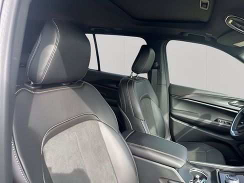 New 2025 Jeep Grand Cherokee Altitude image 15