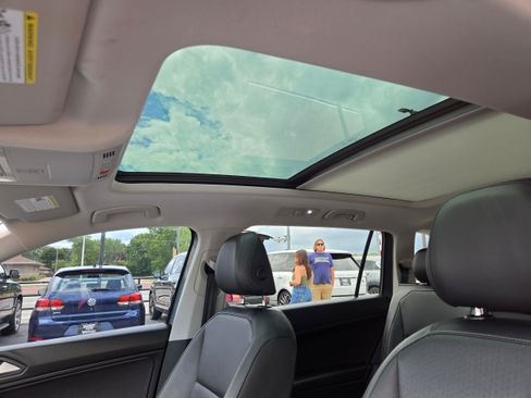 Used 2020 Volkswagen Tiguan SE w/ Panoramic Sunroof Package AWD/4WD image 8