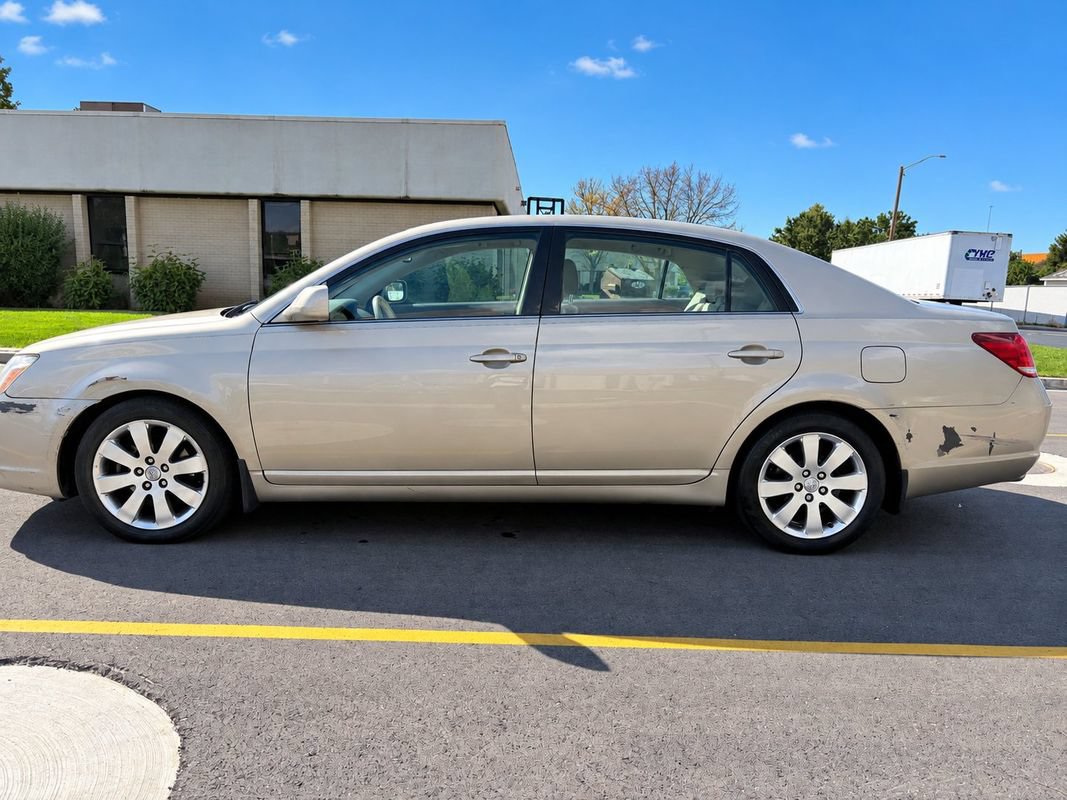 Used 2005 Toyota Avalon XLS FWD image 2