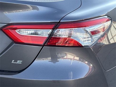 Used 2018 Toyota Camry LE image 6