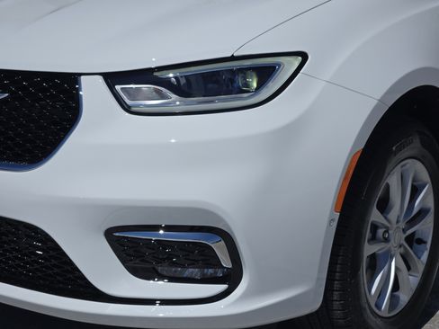 New 2026 Chrysler Pacifica Select image 6