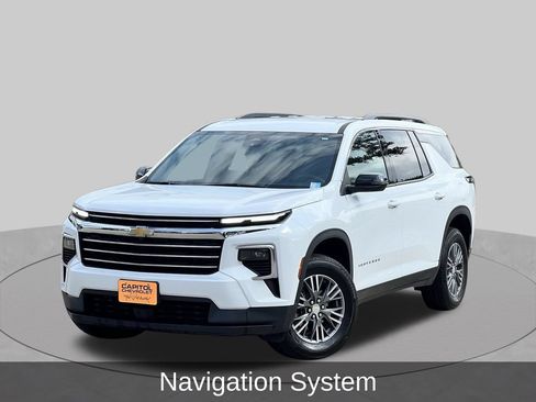 Used 2025 Chevrolet Traverse LT FWD image 2