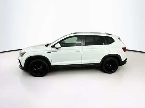 Used 2023 Volkswagen Taos SE w/ Panoramic Sunroof Package FWD image 4