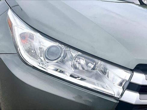 Used 2018 Toyota Highlander XLE AWD/4WD image 27