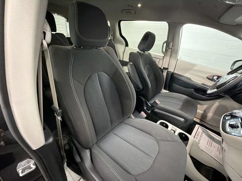 Used 2022 Chrysler Voyager LX FWD image 26