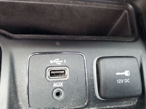 Used 2021 Jeep Cherokee Latitude Plus AWD/4WD image 22