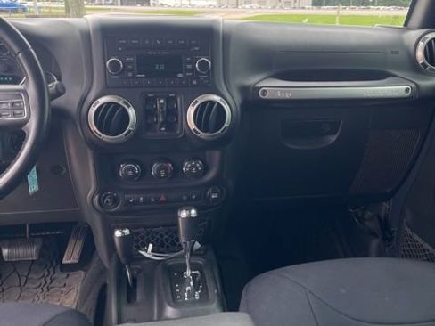 Used 2017 Jeep Wrangler Unlimited Sahara w/ Max Tow Package AWD/4WD image 11