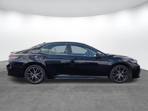 Used 2022 Toyota Camry SE FWD image 3