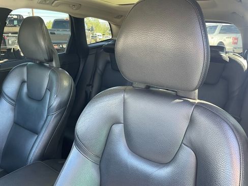 Used 2018 Volvo XC60 T5 Momentum w/ Vision Package AWD/4WD image 7