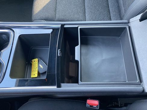 Used 2025 Chevrolet Traverse LT image 37