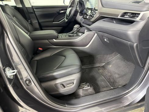 Used 2021 Toyota Highlander XLE FWD image 14