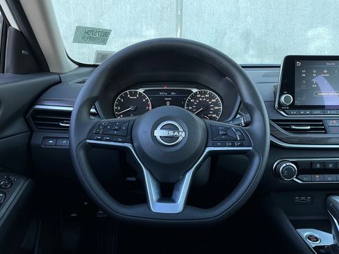 Used 2025 Nissan Altima 2.5 SV image 31