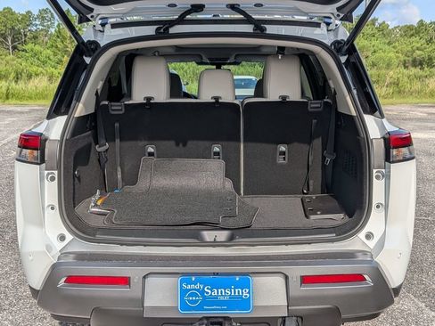 Certified 2026 Nissan Pathfinder SL w/ SL Premium Package FWD image 31