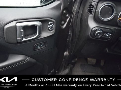 Used 2018 Jeep Wrangler Unlimited Sahara AWD/4WD image 28