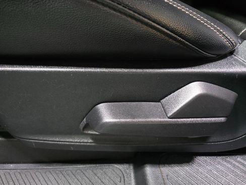 Used 2020 Ford Explorer XLT w/ Equipment Group 202A image 21