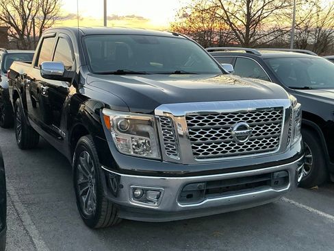 Used 2018 Nissan Titan SL image 1