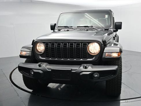Used 2025 Jeep Gladiator Sport AWD/4WD image 3