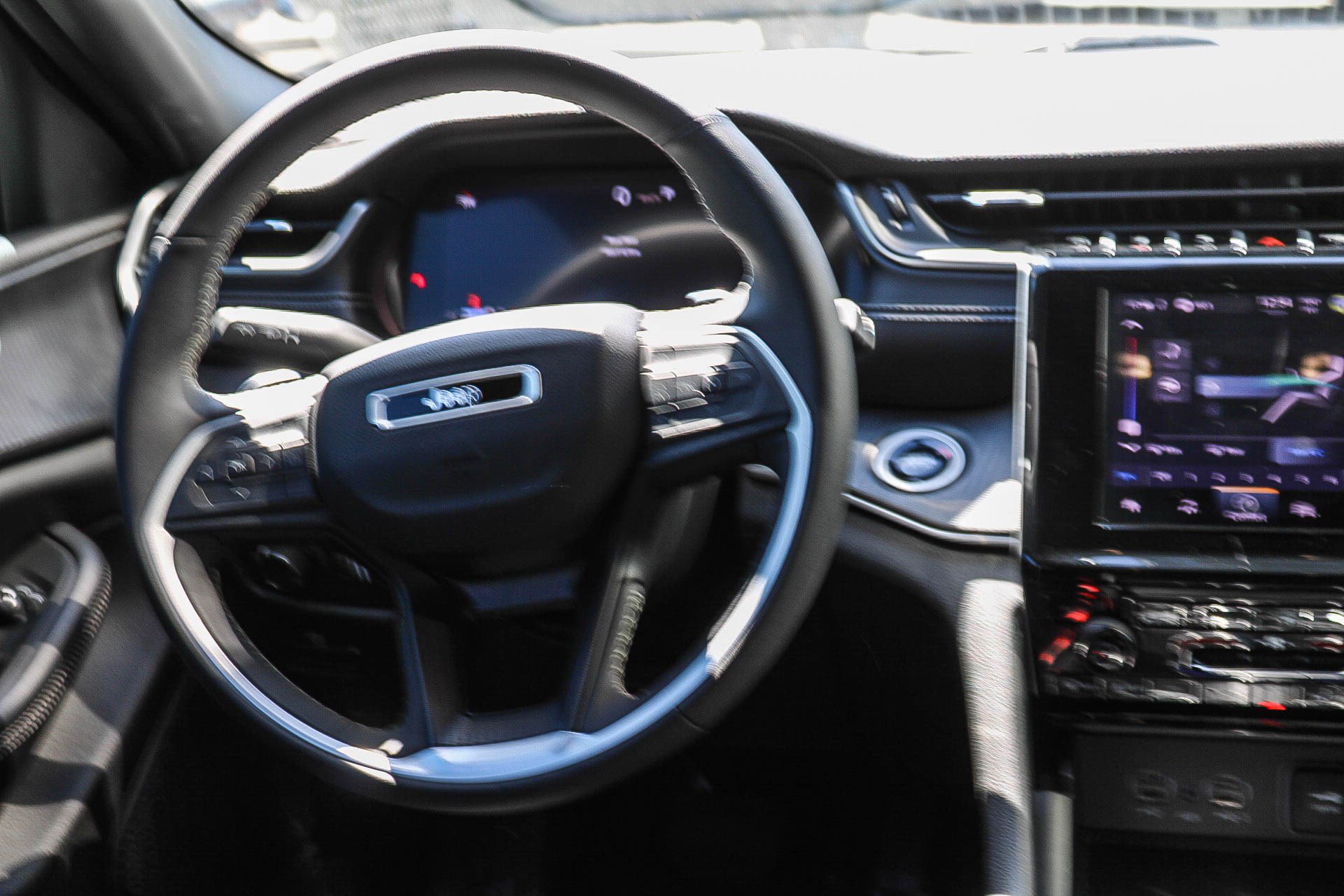 Used 2024 Jeep Grand Cherokee Altitude AWD/4WD image 15