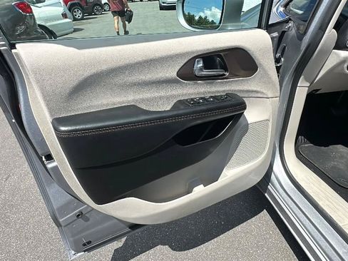 Used 2019 Chrysler Pacifica Touring-L FWD image 21
