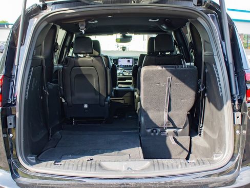 Used 2025 Chrysler Pacifica Select FWD image 19