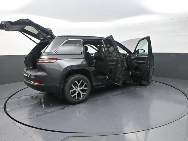 Used 2024 Jeep Grand Cherokee Limited AWD/4WD image 37
