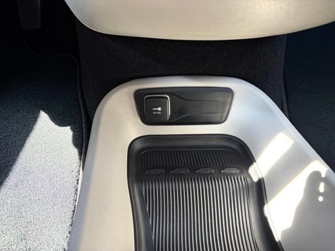 Used 2023 Chrysler Pacifica Touring-L FWD image 27