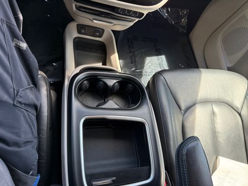 Used 2021 Chrysler Pacifica Touring-L w/ Uconnect Theater Family Group FWD image 18