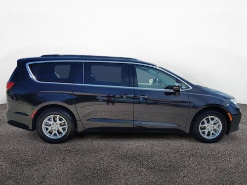 Used 2022 Chrysler Pacifica Touring-L FWD image 8