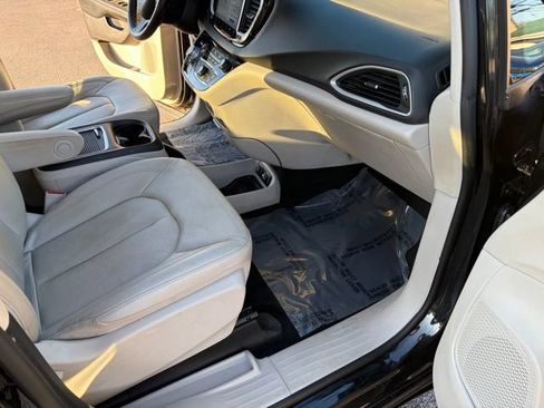 Used 2021 Chrysler Pacifica Touring-L FWD image 27