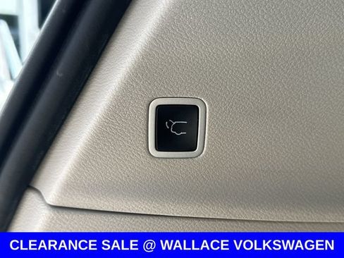 Used 2024 Chrysler Pacifica Touring-L FWD image 8