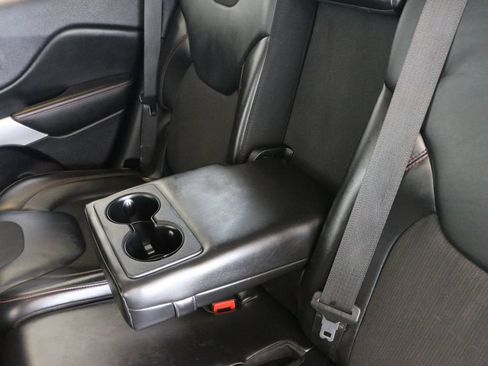 Used 2018 Jeep Cherokee Trailhawk AWD/4WD image 34