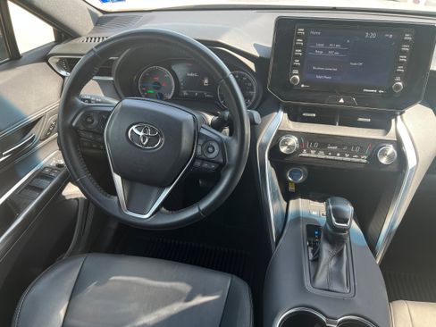 Used 2022 Toyota Venza image 16